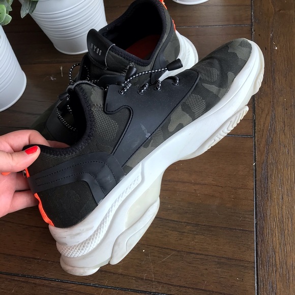 Steve Madden Myles Mens Camo Sneaker - Picture 2 of 3